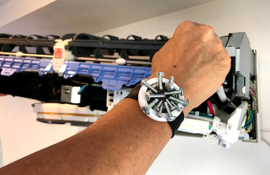 エアコン分解作業中の技術者